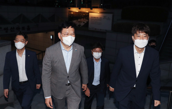 송영길 더불어민주당 대표와 이준석 국민의힘 대표가 지난 12일 서울 여의도 한 식당에서 만찬 회동을 마친 후 이동하고 있다. 2021.07.13 / 사진=[국회사진기자단]