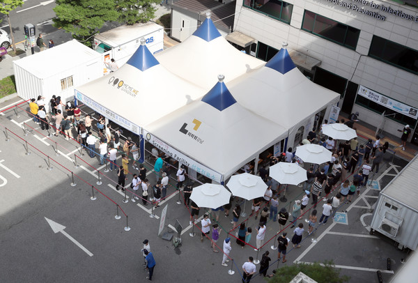 0시 기준 국내 코로나19 신규 확진자가 1615명을 기록하고 있는 14일 서울 강남구보건소 선별진료소를 찾은 시민들이 검사를 기다리고 있다. 2021.07.14 / 사진=[뉴시스]