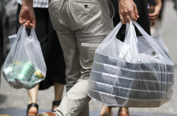 수도권 사회적 거리두기 4단계 시행으로 배달과 포장 주문이 늘어나고 있는 가운데 14일 오전 서울 여의도에서 시민들이 도시락을 들고 이동하고 있다. 2021.07.14 / 사진=[뉴시스]