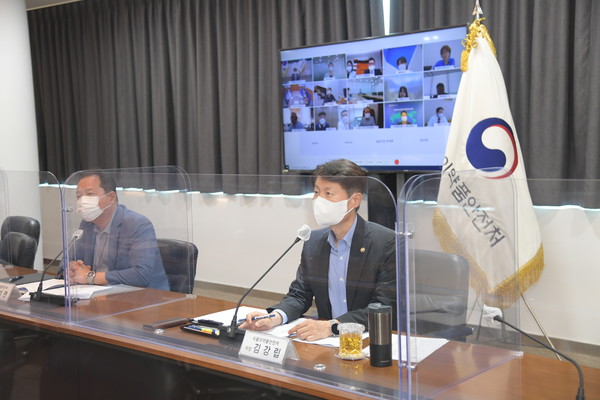 식약처 김강립 처장이 비대면으로 간담회를 진행하고 있다 (사진 = 식약처 제공)