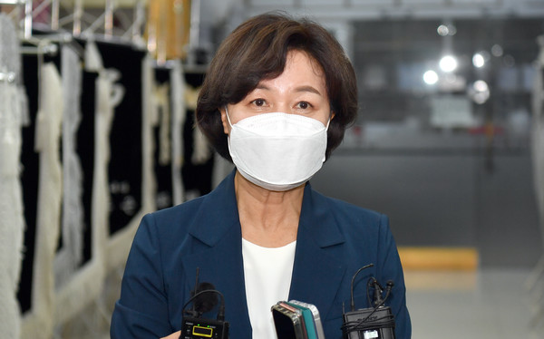 더불어민주당 대선 주자인 추미애 전 법무부 장관이 14일 오후 전남 목포시 산정동 김경수 경남도지사 장인상 빈소를 조문한 뒤 기자들과 만나고 있다. 2021.07.14 / 사진=[뉴시스]