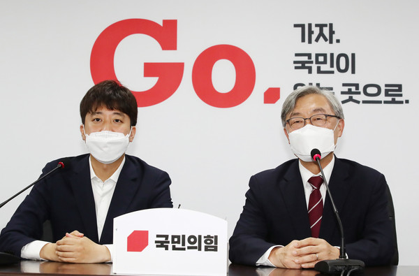 이준석 국민의힘 대표와 최재형 전 감사원장이 15일 서울 여의도 국민의힘 중앙당사에서 만나 인사말하고 있다. 2021.07.15 / 사진=[뉴시스]