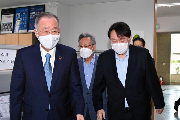 야권 대권주자인 윤석열 전 검찰총장이 15일 서울 종로구 반기문재단 사무실에서 반 전 유엔 사무총장을 예방하고 있다. 2021.07.15 / 사진=[국회사진기자단]