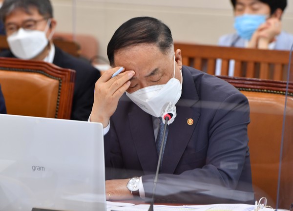 홍남기 경제부총리 겸 기획재정부 장관이 16일 서울 여의도 국회에서 열린 기획재정위원회 전체회의에서 자료를 살펴보고 있다.2021.07.16 / 사진=[공동취재사진]