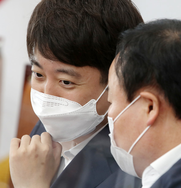 국민의힘 이준석 대표, 김재원 최고위원이 15일 서울 여의도 국회에서 열린 최고위원회의에서 대화하고 있다.2021.07.15 / 사진=[공동취재사진]