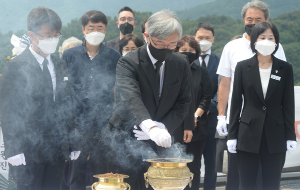 최재형 전 감사원장이 12일 오전 대전 유성구 국립대전현충원에서 부친 최영섭 예비역 해군 대령의 삼우제를 마친 뒤 제2연평해전 전사자와 연평도 포격 전사자 묘역에서 참배하고 있다.2021.07.12 / 사진=[공동취재사진]