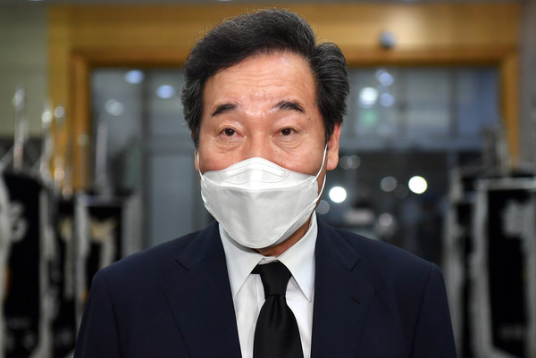 이낙연 더불어민주당 전 대표가 14일 오후 전남 목포시 산정동 김경수 경남도지사 장인상 빈소를 조문한 뒤 기자들의 질문에 답변하고 있다. 2021.07.14 / 사진=[뉴시스]