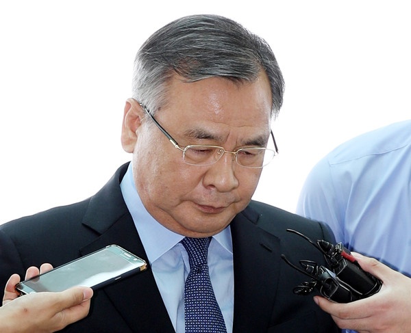 박영수 특별검사가 이재용 삼성 부회장의 제40차 공판에 출석하기 위해 14일 오후 서울 서초구 서울중앙지방법원에 도착, 법정으로 이동하고 있다. 2017.07.14 / 사진=[뉴시스]