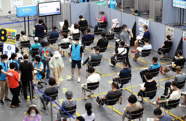 코로나19 4차 대유행으로 신규 확진자가 열흘째 네 자릿수를 기록한 16일 오전 서울 송파구 체육문화회관에 마련된 예방접종센터에서 시민들이 백신 접종을 마친 뒤 이상반응 관찰을 위해 대기하고 있다. 2021.07.16 / 사진=[뉴시스]
