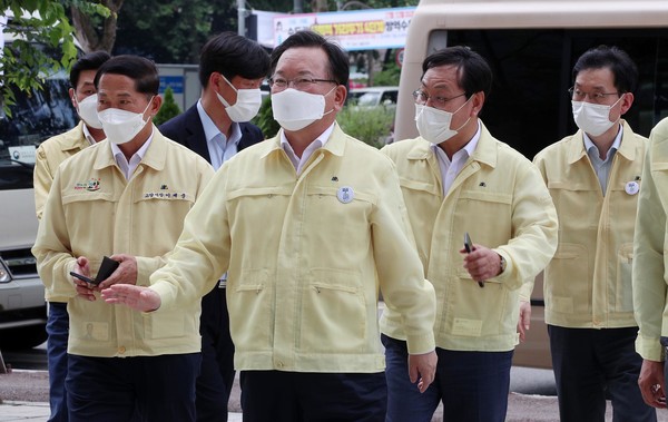 김부겸 국무총리가 16일 안심콜 사용업소 운영현황을 점검하기 위해 경기 고양시 현대백화점 킨텍스점을 방문하고 있다. 2021.07.16 / 사진=[공동취재사진]