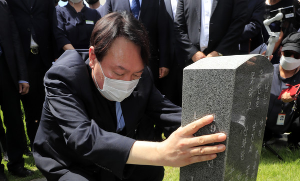 야권 대선 주자인 윤석열 전 검찰 총장이 17일 오전 광주 북구 운정동 국립5·18민주묘지 열사묘역을 참배하고 있다. 2021.07.17 / 사진=[뉴시스]