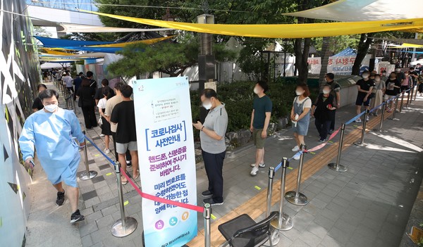 코로나19 신규확진자 수가 1454명 발생, 주말 기준 최다를 기록한 18일 오전 서울 노원구청 코로나19 임시선별검사소에서 시민들이 이른 아침부터 검사를 받기 위해 줄서 기다리고 있다. 2021.07.18 / 사진=[뉴시스]