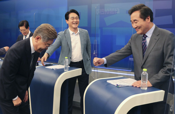 이재명 경기도지사와 이낙연 전 대표가 8일 오후 서울 중구 TV조선 스튜디오에서 열린 TV조선, 채널A 공동 주관 토론회에 참석해 인사를 나누고 있다. 더불어민주당은 9일부터 후보자를 6명으로 좁히는 컷오프(예비경선)을 시작해 11일 6명으로 확정할 예정이다. 2021.07.08 / 사진=[뉴시스]