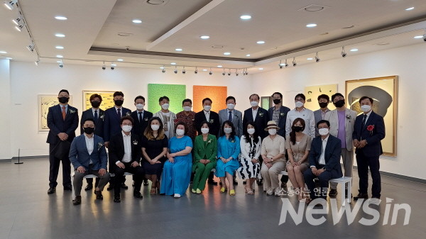 기념촬영하는 전시 관계자들(사진=정경호 기자)