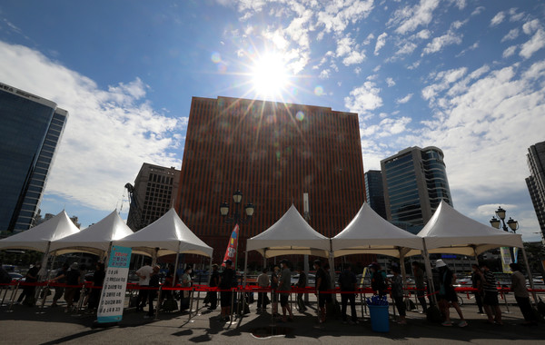 폭염이 이어진 19일 오전 서울 중구 서울역광장에 마련된 중구 임시선별검사소에서 시민들이 코로나19 검사를 받기 위해 길게 줄지어 서 있다. 2021.07.19 / 사진=[뉴시스]