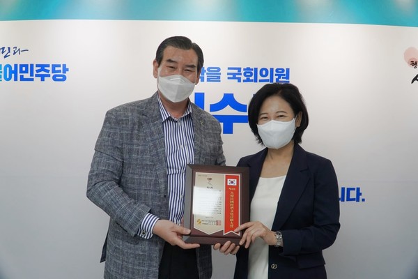 시사연합신문 이정엽 회장(왼쪽)과 이수진 의원.