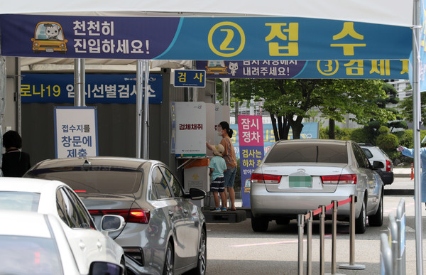 16일 오후 경기 고양시 고양종합운동장 부설주차장에 마련된 코로나19 '안심카 선별진료소(드라이브 스루 방식)'에서 시민들이 검사를 받고 있다. 2021.07.16 / 사진=[공동취재사진]