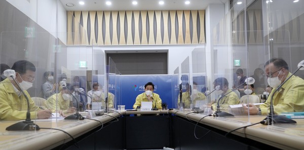 오세훈 서울시장이 20일 오전 서울시청 서울안전통합센터 상황실에서 열린 코로나19 관련 긴급 자치구 구청장회의를 주재하며 모두발언을 하고 있다.2021.07.20 / 사진=[공동취재사진]