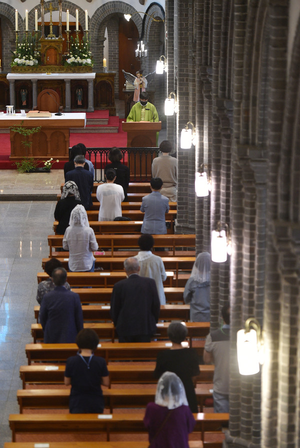 대구형 강화된 사회적 거리두기 2단계 시행중 종교시설에 대한 집합금지가 집한제한으로 변경된 11일 오전 대구 중구 계산동 천주교대구대교구 주교좌계산대성당에서 신도들이 미사에 참여하고 있다. 2020.09.11 / 사진=[뉴시스]