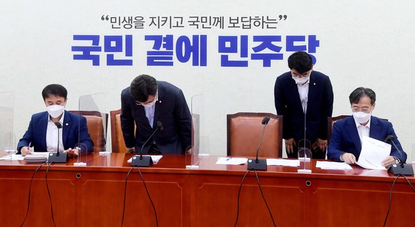 더불어민주당 윤호중 원내대표, 박완주 정책위의장이 20일 서울 여의도 국회에서 열린 원내대책회의에 입장하며 인사하고 있다.2021.07.20 / 사진=[공동취재사진]