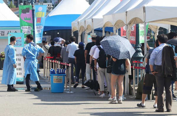 코로나19 일일 신규 확진자 수가 1784명으로 역대 최다를 기록한 21일 오전 서울 중구 서울역 광장에 마련된 중구임시선별검사소에서 시민들이 차례를 기다리고 있다. 2021.07.21 / 사진=[뉴시스]