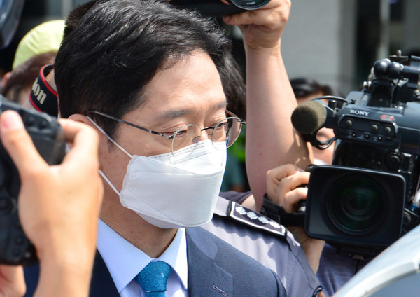 21일 오전 대법원의 최종판결에 따라 징역형이 확정된 김경수 경남지사가 경남도청 현관에서 입장을 밝히고 챠량에 탑승하고 있다. 2021.07.21 / 사진=[뉴시스]