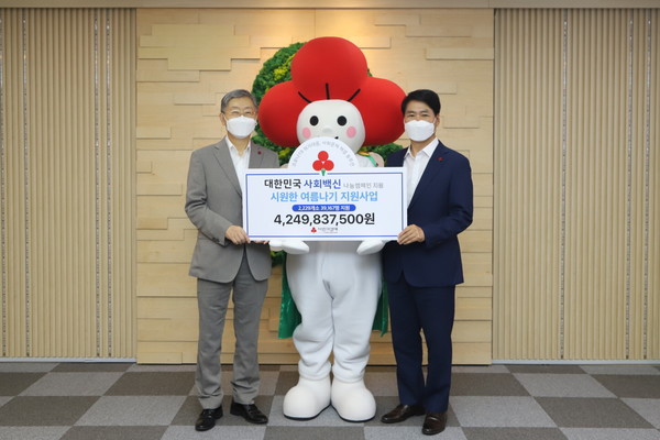 ※   ※ 사진자료 1 : 대한민국 사회백신 나눔캠페인 지원 ‘시원한 여름나기 지원사업’ 전달식(왼쪽)사랑의열매 조흥식 회장, (오른쪽)김상균 사무총장이 기념촬영을 하고 있다.