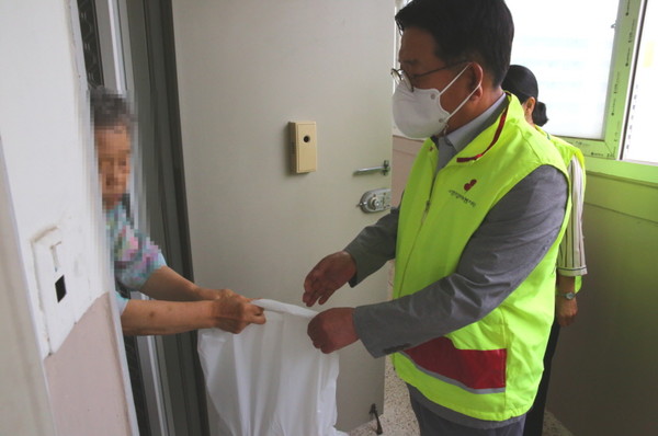 사진자료2 :인천 연수종합사회복지관 ‘시원한 여름나기’지원사업 물품 지원