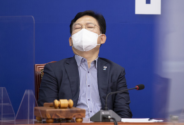 송영길 더불어민주당 대표가 21일 서울 여의도 국회에서 열린 최고위원회의에서 잠시 눈을 감고 발언을 듣고 있다.2021.07.21 / 사진=[공동취재사진]