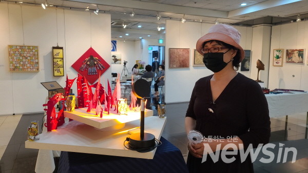 국제미술대전 출품작품 감상하며...(사진=정경호 기자)