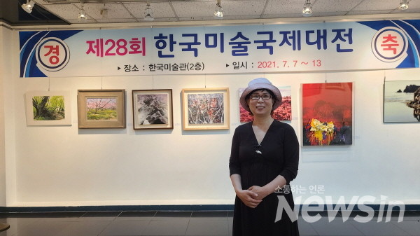 한국미술국제대전 출품작을 바라보며...(사진=정경호 기자)