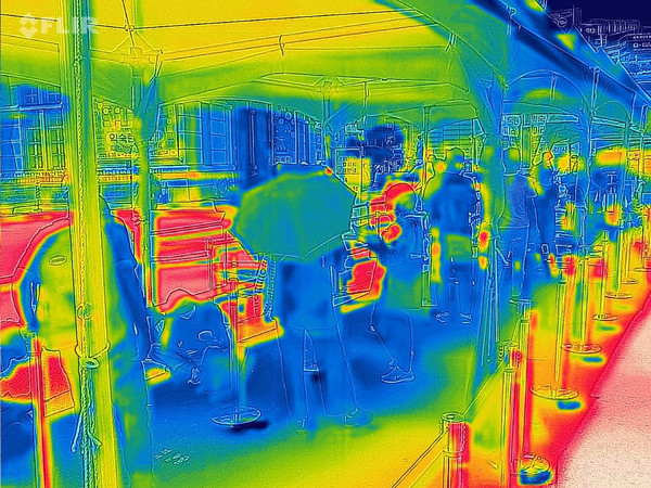 전국 대부분 지역에 폭염 특보가 내려진 21일 오후 서울역광장 선별검사소에서 시민들이 검사를 받기 위해 우산을 쓰거나 천막 아래서 기다리고 있다. 열화상카메라로 촬영한 이 사진은 온도가 높을 수록 붉은색으로 표시되며 낮은 온도는 푸른색으로 표시된다. 기상청은 이날 서울 최고 기온이 36도를 웃돌 것으로 예보했다. 2021.07.21 / 사진=[뉴시스]