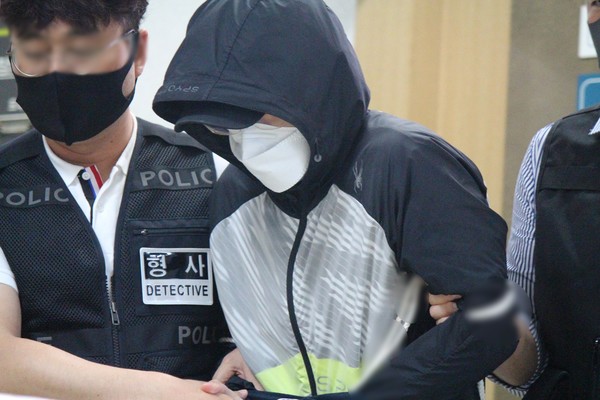 보건범죄 단속에 관한 특별조치법 위반 등 혐의를 받고 있는 경북 경주시청 트라이애슬론(철인3종)팀 운동처방사 안주현(45)씨가 13일 오후 대구시 수성구 범어동 대구지방법원에서 영장실질심사를 마치고 이동하고 있다. 2020.07.13 / 사진=[뉴시스]