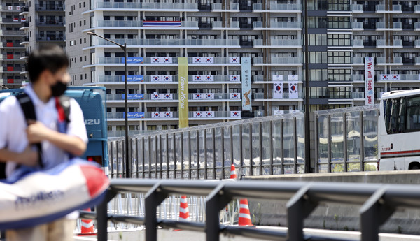 2020 도쿄올림픽 개막을 하루 앞둔 22일 일본 도쿄 하루미지 올림픽 선수촌 대한민국 선수단 숙소에 태극기와 현수막이 걸려 있다. 2021.07.22 / 사진=[뉴시스]