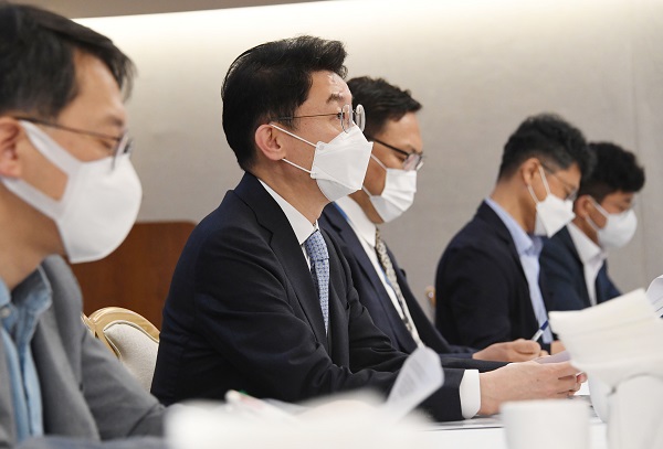 이억원 기획재정부 차관이 23일 서울 광화문 정부서울청사에서 열린 ‘제25차 혁신성장 전략점검회의 겸 코로나 정책점검회의 겸 한국판뉴딜 점검 TF 겸 제19차 물가관계차관회의’에서 모두발언을 하고 있다. (사진=기획재정부 제공)