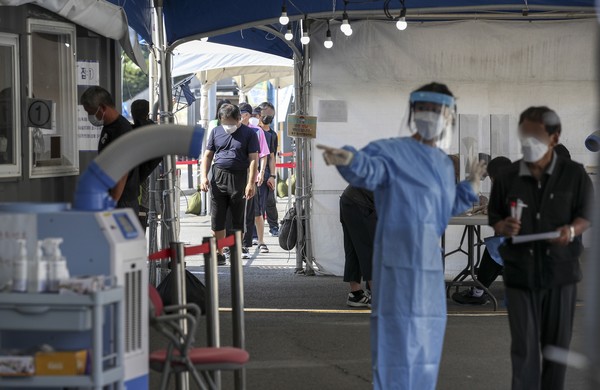 0시 기준 국내 코로나19 신규 확진자가 1629명으로 집계된 24일 서울역 광장에 설치된 중구 임시선별검사소를 찾은 시민들이 검사를 받기 위해 줄 서 있다. 2021.07.24 / 사진=[뉴시스]