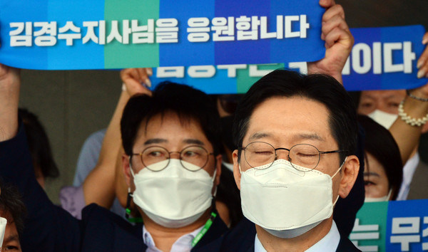 김경수 경남지사가 21일 오전 경남도청 현관입구에서 이날 징역형을 확정한 대법원의 최종 판결에 대해 입장을 밝히고 있다. 2021.07.21 / 사진=[뉴시스]