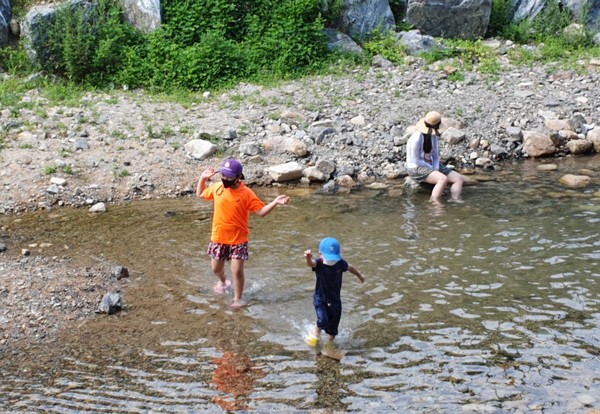 36도까지 기온이 치솟은 경기도 양주시 북한산 송추 계곡.2021.07.24