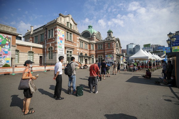 0시 기준 국내 코로나19 신규 확진자가 1629명으로 집계된 24일 서울역 광장에 설치된 중구 임시선별검사소를 찾은 시민들이 검사를 받기 위해 줄 서 있다. 2021.07.24 / 사진=[뉴시스]