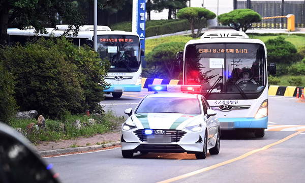 코로나19 집단감염으로 귀국한 청해부대 34진 문무대왕함의 장병들이 20일 오후 경기도 이천시 국방어학원에 마련된 생활치료센터로 들어가고 있다. 2021.07.20 / 사진=[뉴시스]
