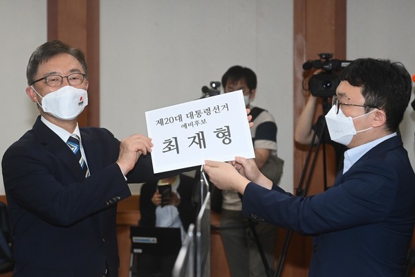 국민의힘 대권주자인 최재형 전 감사원장이 26일 경기도 과천 중앙선거관리위원회에서 대선 예비후보 등록을 하고 있다. 2021.07.26 / 사진=[뉴시스]