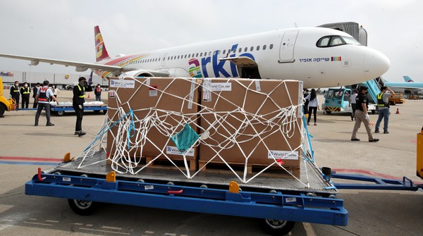 정부가 이스라엘과 '백신 스와프'를 체결하면서 확보한 코로나19 화이자 백신 70만회분이 7일 인천국제공항 화물터미널에 도착하고 있다. 2021.07.07 / 사진=[공항사진기자단]