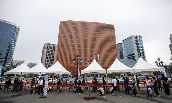 0시 기준 코로나19 신규확진자가 1442명으로 집계된 1일 오전 서울역 광장에 설치된 중구임시선별검사소를 찾은 시민들이 코로나19 검사를 받기 위해 줄 서 있다. 2021.08.01  / 사진=[뉴시스]