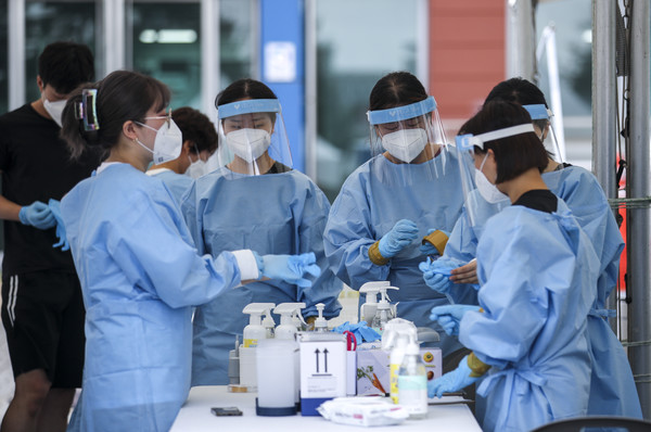 2일 오전 서울 은평구 서울혁신파크에 설치된 은평구 드라이브스루 임시선별검사소에서 의료진들이 검사에 앞서 장갑을 테이프로 감고 있다. 2021.08.02 / 사진=[뉴시스]