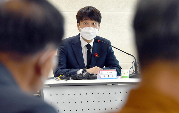 이준석 국민의힘 대표가 30일 오후 전남 순천시 순천팔마종합운동장 국민생활관 3층에서 열린 여순사건유족회가 간담회 참석해 발언을 듣고 있다. 2021.07.30 / 사진=[뉴시스]