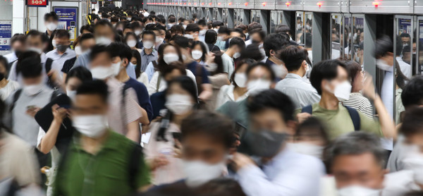 수도권 내 사회적 거리두기 4단계가 시행중인 2일 오전 서울 종로구 광화문역에서 직장인들이 출근을 위해 이동하고 있다. 2021.08.02.