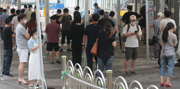 코로나19 신규 확진자가 1219명으로 누적 확진자가 20만 명을 넘어선 2일 오전 서울 서대문구 신촌기차역 공영주차장 임시선별검사소에서 시민들이 검사를 받기 위해 대기하고 있다. 2021.08.02 / 사진=[뉴시스]