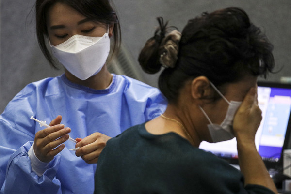 상반기 백신을 접종하지 않은 60~74세에 대한 사전예약이 예정된 2일 오전 서울 은평구 은평문화예술회관에 마련된 예방접종센터를 찾은 시민이 백신 예방접종을 받고 있다. 코로나19 예방접종대응추진단에 따르면 이날 오후 8시부터 31일 오후 6시까지 60~74세 고령층 중 미접종자 사전예약이 진행된다. 2021.08.02 / 사진=[뉴시스]