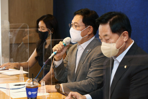 송영길 더불어민주당 대표가 3일 서울 마포구 한 커피전문점에서 열린 전국 자영업자 비상대책위원회 간담회에서 발언하고 있다. 2021.08.03 / 사진=[뉴시스]