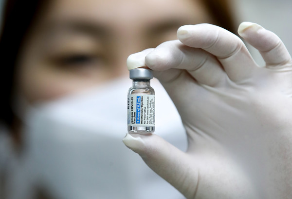 30세 이상 예비군·민방위 등에 대한 코로나19 얀센 백신 접종이 시작된 10일 오후 예방접종 의무 위탁의료기관인 인구보건복지협회 제주가족보건의원 접종실에서 의료진이 얀센 백신을 들고 있다. 2021.06.10 / 사진=[뉴시스]